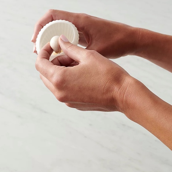 Chef'n GarlicCone Garlic Peeler - Picture 4 of 14